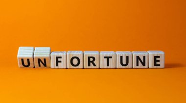 Şans ya da şanssızlık sembolü. Tahta küplere dönüştü ve konsepti talihsizliğe çevirdi. Güzel turuncu masa, turuncu arka plan, fotokopi alanı. İş, servet ya da şanssızlık konsepti.