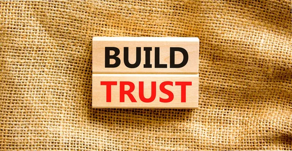 树立信任的象征 概念词在漂亮的帆布桌布背景上的木块上建立信任 业务和建立信任概念 复制空间 — 图库照片