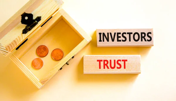 Yatırımcılar Güven Sembolü Yatırımcıların Güzel Beyaz Masa Arkaplanındaki Tahta Bloklara — Stok fotoğraf
