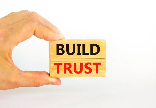 树立信任的象征 概念词在漂亮的白色桌子白色背景上的木块上建立信任 商人的手 业务和建立信任概念 复制空间 — 图库照片