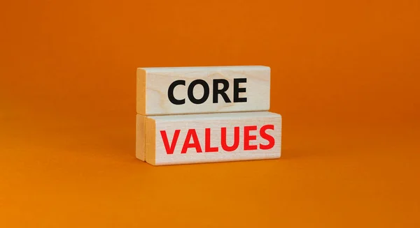 核心价值观的象征 概念字核心价值的木制块上的一个漂亮的橙色桌子橙色背景 业务价值和核心价值概念 复制空间 — 图库照片
