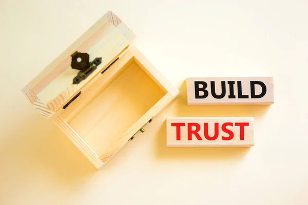 树立信任的象征 概念词在漂亮的白色桌子白色背景上的木块上建立信任 空木箱 业务和建立信任概念 复制空间 — 图库照片