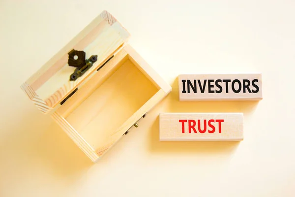Инвесторы Доверяют Символу Инвесторы Доверяют Деревянным Блокам Красивом Белом Фоне — стоковое фото