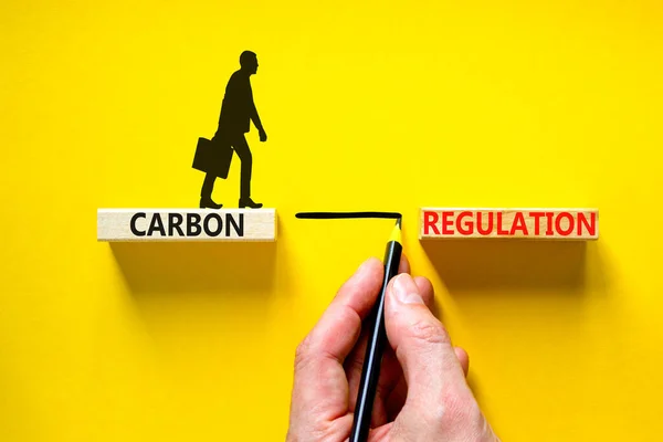 炭素規制のシンボル 概念単語美しい黄色のテーブルの黄色の背景に木製のブロック上の炭素規制 ビジネスマンの手だ ビジネスと炭素規制の概念 コピースペース — ストック写真