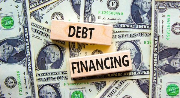 Symbol Der Schuldenfinanzierung Konzeptwörter Schuldenfinanzierung Auf Holzklötzen Vor Schönem Hintergrund — Stockfoto