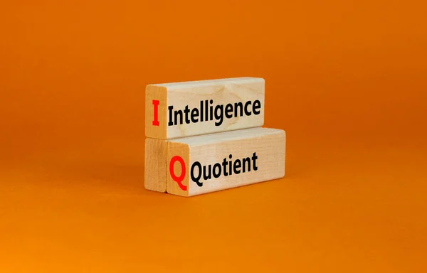 Symbol Inteligencji Koncepcja Słowa Iloraz Inteligencji Drewnianych Klocków Pięknym Pomarańczowym — Zdjęcie stockowe
