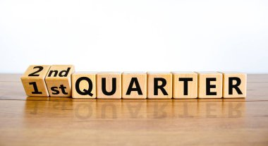 Birinci ile ikinci çeyrek arası sembol. Tahta küplere dönüştü ve kelimeleri ilk çeyrekten ikinci çeyreğe değiştirdi. Güzel ahşap masa beyaz arka planı. İkinci çeyrekte işler iyi gitti. Boşluğu kopyala.