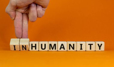 İnsanlık ya da insanlık dışı sembol. İş adamı ahşap küplere dönüşünce insanlık dışı kelimesini değiştiriyor. Güzel turuncu masa arkaplanı, kopyalama alanı. İş, insanlık ya da insanlık dışı kavram.