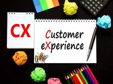 CX müşteri deneyimi sembolü. Beyaz notta CX müşteri deneyiminin kavramsal sözcükleri. Metalik kalem, hesap makinesi. Güzel siyah arka plan. Uzayı kopyala İş ve CX müşteri deneyimi kavramı.