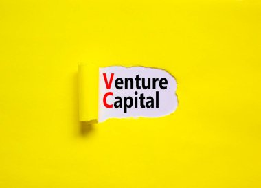 VK risk sermayesi kısaltma sembolü. Sarı kağıtta VC risk sermayesi, güzel sarı masa arkaplanı, beyaz arka plan, kopyalama alanı. İş ve VC risk sermayesi konsepti.
