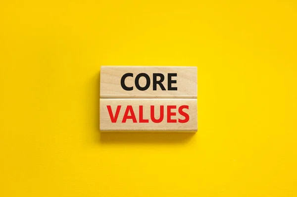 核心价值观的象征 概念词木块上的核心值在一张漂亮的黄色桌子上黄色背景商业价值和核心值概念 复制空间 — 图库照片