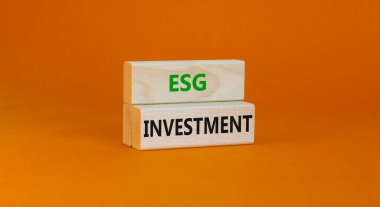 ESG Çevre Yönetimi Yatırım Sembolü. Güzel turuncu masa arkaplanındaki bloklara ESG yatırımı kavramı. İş, ESG yatırım konsepti. Boşluğu kopyala.