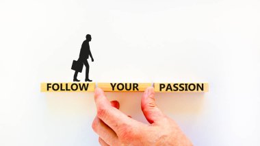 Tutku sembolünü takip et. Kavramsal kelimeler güzel beyaz masa arkaplanındaki bloklarda tutkunuzu takip edin. İşadamı eli. İş, motivasyon ve tutku konseptini takip et. Boşluğu kopyala.