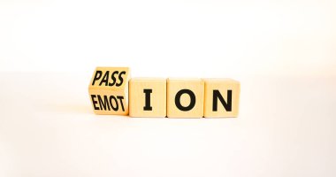 Tutku ya da duygu sembolü. Tahta küplere dönüştü ve Duygu 'yu Tutku' ya çevirdi. Güzel beyaz masa, beyaz arka plan, kopyalama alanı. İş, tutku veya duygu kavramı.