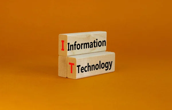 Informationstechnologie Konzept Wörter Informationstechnologie Auf Holzklötzen Auf Einem Schönen Orangefarbenen — Stockfoto