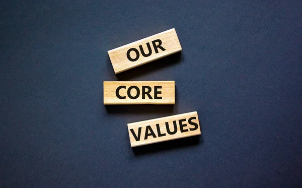 我们的核心价值观象征 概念词我们的核心价值观在木制的块上 在美丽的黑色桌子黑色背景上 商业价值与我们的核心价值概念 复制空间 — 图库照片