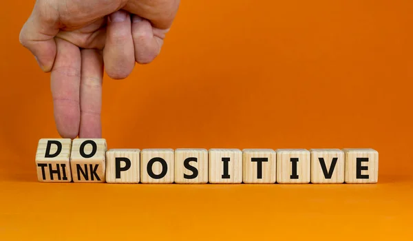 Přemýšlejte Udělejte Pozitivní Symbol Podnikatel Otočí Dřevěné Kostky Změní Slova — Stock fotografie
