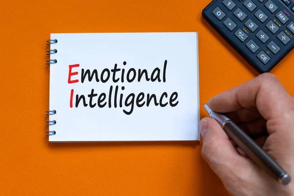 Símbolo Inteligência Emocional Palavras Conceito Inteligência Emocional Nota Branca Mão — Fotografia de Stock
