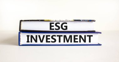 ESG Çevre Yönetimi Yatırım Sembolü. Güzel beyaz masa arkaplanındaki kitaplara ESG yatırımı kavramı. İş, ESG yatırım konsepti. Boşluğu kopyala.
