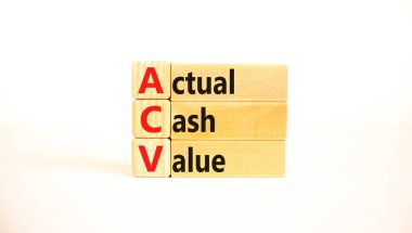 ACV gerçek nakit değeri sembolü. Sözcükler ACV 'nin ahşap bloklardaki gerçek nakit değeri, güzel beyaz bir masa, beyaz arka plan. İş ve ACV gerçek nakit değeri kavramı. Boşluğu kopyala.