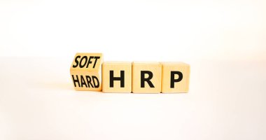 HRP, insan kaynakları planlama sembolü. Tahta küplere dönüştü ve sert HRP 'yi yumuşak HRP' ye çevirdi. Güzel beyaz arka plan. İş, HRP, insan kaynakları planlaması. Boşluğu kopyala.