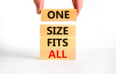 Tüm sembollere uyan bir beden. Kavramsal sözcükler. Tek beden, tahta bloklara uyar. İşadamı eli. Güzel beyaz masa beyaz arka plan. Bir beden her iş konseptine uyar. Boşluğu kopyala.