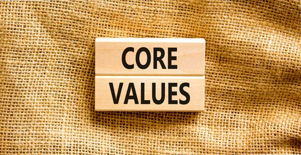 核心价值观的象征 概念词在精美的帆布桌布背景上的木块上的核心价值 业务价值和核心价值概念 复制空间 — 图库照片