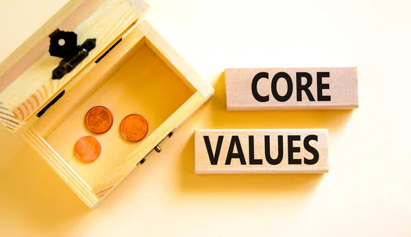 核心价值观的象征 概念词在漂亮的白色桌子白色背景上的木块上的核心价值 木箱和硬币 业务价值和核心价值概念 复制空间 — 图库照片