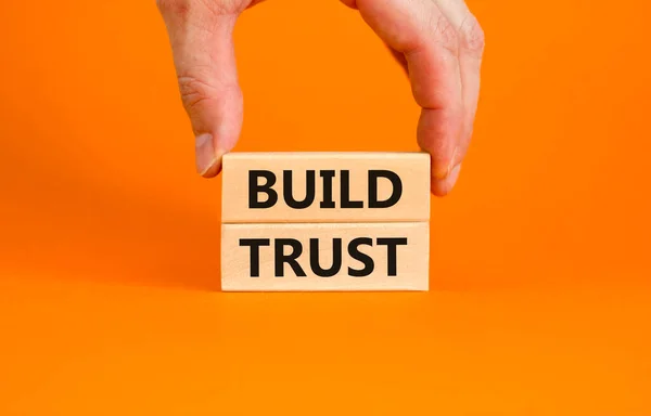 Vertrauenssymbol Aufbauen Konzeptwörter Bauen Sie Vertrauen Auf Holzklötzen Auf Einem — Stockfoto