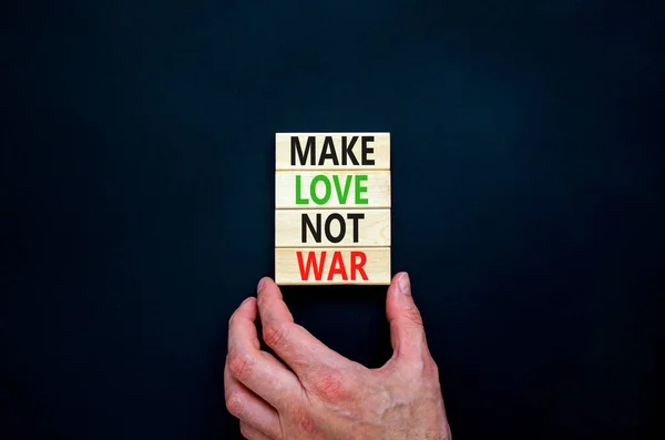 Savaş Sembolü Değil Aşk Yap Kavramsal Kelimeler Tahta Bloklarda Savaşmadan — Stok fotoğraf