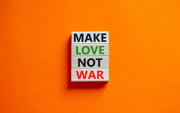 Savaş Sembolü Değil Aşk Yap Kavramsal Kelimeler Tahta Bloklarda Savaşmadan — Stok fotoğraf