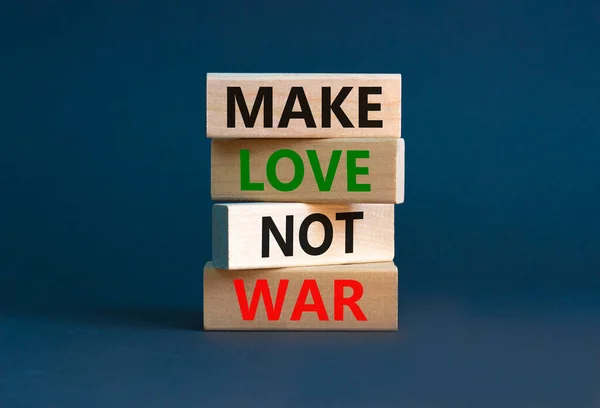 사랑을 전쟁의 상징으로 단어는 사랑을 전쟁으로 만들지 않습니다 바탕의 아름다운 — 스톡 사진