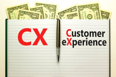 CX müşteri deneyimi sembolü. Beyaz notta CX müşteri deneyiminin kavramsal sözcükleri. Metalik kalem. Dolar banknotları. Güzel beyaz arka plan. Uzayı kopyala İş ve CX müşteri deneyimi kavramı.