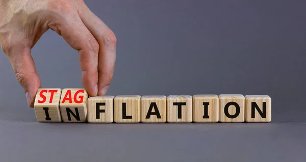 Stagflatie Inflatiesymbool Zakenman Verandert Kubussen Het Concept Woord Inflatie Stagflatie Rechtenvrije Stockfoto's