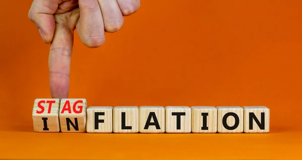 Stagflatie Inflatiesymbool Zakenman Verandert Kubussen Het Concept Woord Inflatie Stagflatie Rechtenvrije Stockfoto's