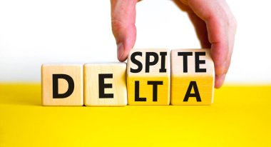 Sembollere rağmen Covid-19 delta varyantı. Doktor ahşap küplere dönüşüyor ve delta kelimesini buna rağmen değiştiriyor. Güzel beyaz arka plan. Covid-19 delta varyantı savunma konsepti. Boşluğu kopyala.