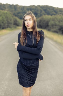 Lüks elbiseli, günlük kadın kıyafetlerinin yakın plan detayları. Modaya uygun seksi kız sokakta dikiliyor. Güzel genç bir kadın yolda yürüyor..