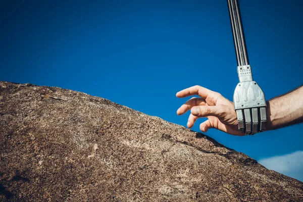 Concepto Comunicación Cibernética Sobre Fondo Azul Robot Masculino Humano Cogidos —  Fotos de Stock