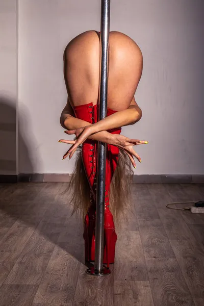 Pole Dance Girl Elegante Abito Rosso Posa Sullo Sfondo Bianco — Foto Stock