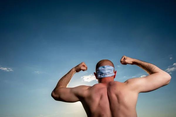 Bakifrån Sportig Man Med Upphöjda Armar Mot Grumlig Blå Himmel — Stockfoto