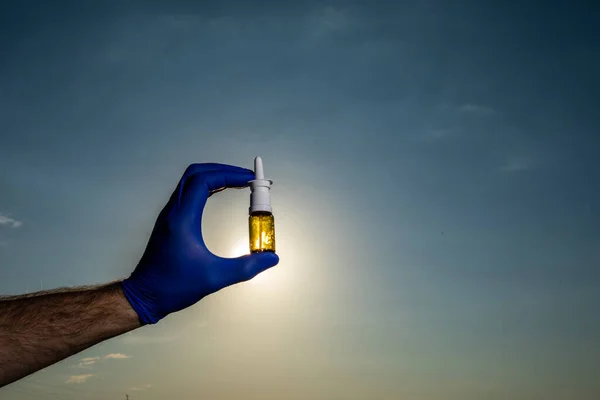 Mano Femenina Sosteniendo Aerosol Nasal Sobre Fondo Azul Del Cielo —  Fotos de Stock