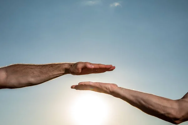 Sto Aiutando Due Mani Protese Una Verso Altra Contro Cielo — Foto Stock