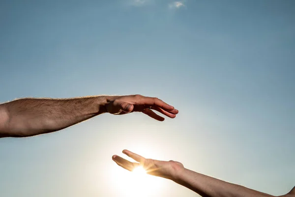 Ayudando Mano Dos Manos Extendiéndose Una Otra Contra Cielo Azul — Foto de Stock