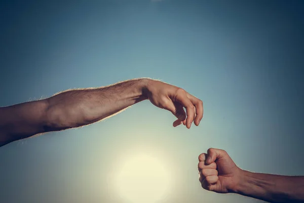 Ayudando Mano Dos Manos Extendiéndose Una Otra Contra Cielo Azul — Foto de Stock