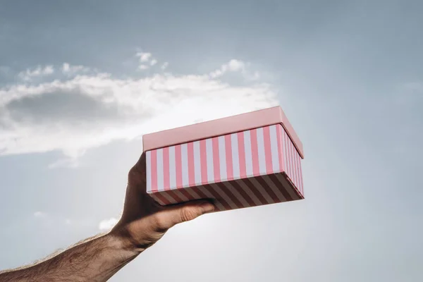 Mano Maschile Che Mostra Scatola Regalo Rosa Con Sfondo Cielo — Foto Stock