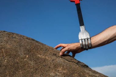 Mavi arka planda siber iletişim konsepti. Erkek robot ve insan tokalaşıyor..