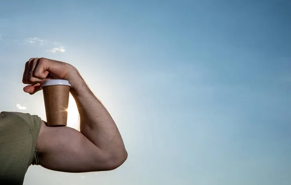 Mężczyzna Ręka Gospodarstwa Jednorazowy Filiżanka Kawy Przed Niebieskim Zachmurzone Niebo — Zdjęcie stockowe