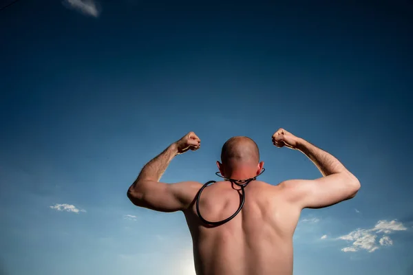 Bulutlu Mavi Gökyüzüne Karşı Kollarını Kaldırmış Sportif Bir Adamın Arka — Stok fotoğraf