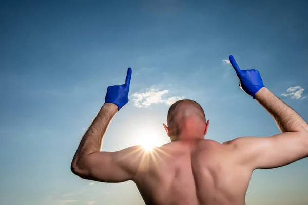 Stark Bål Ung Man Mot Grumlig Blå Himmel Bakgrund — Stockfoto