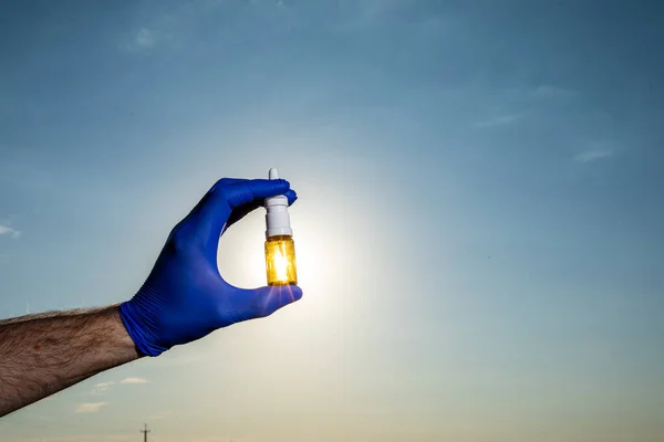 Mano Femenina Sosteniendo Aerosol Nasal Sobre Fondo Azul Del Cielo — Foto de Stock